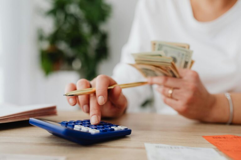 Zarządzanie krótkoterminową płynnością w domowych finansach – jak to zrobić?