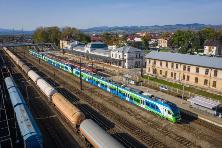 NEWAG dostarczy 7 pociągów, które wyjadą na małopolskie tory. Nowością w wagonach będą planszówki