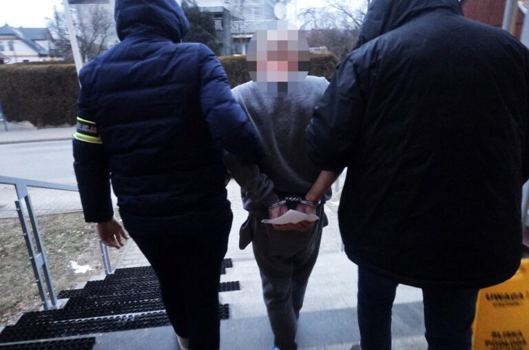 Nowy Sącz. Policjanci przyjechali ratować mu życie. Gdy otworzył drzwi, rzucił się na nich z nożem