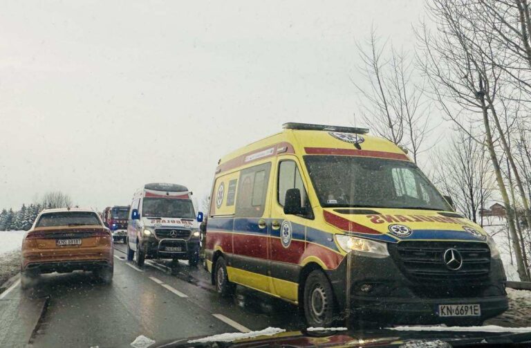 Utrudnienia na DK28. Zderzenie dwóch samochodów