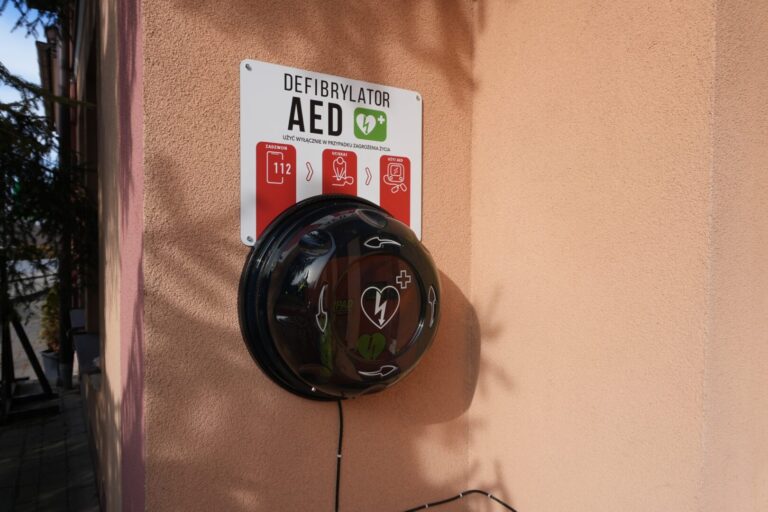 W centrum Sękowej zamontowano defibrylator AED