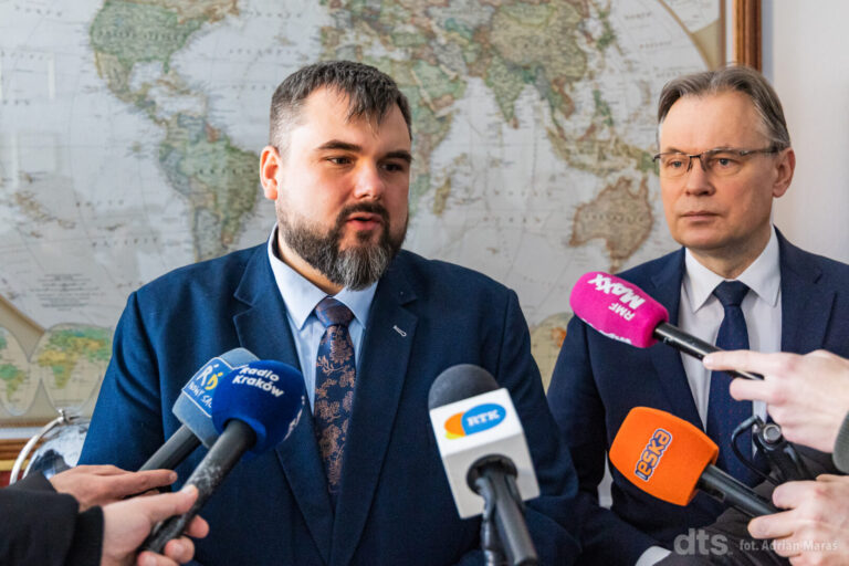 ,,To nie jest abstrakcyjna linia na mapie”. Mularczyk z Wichrem o Sądeczance i kolei