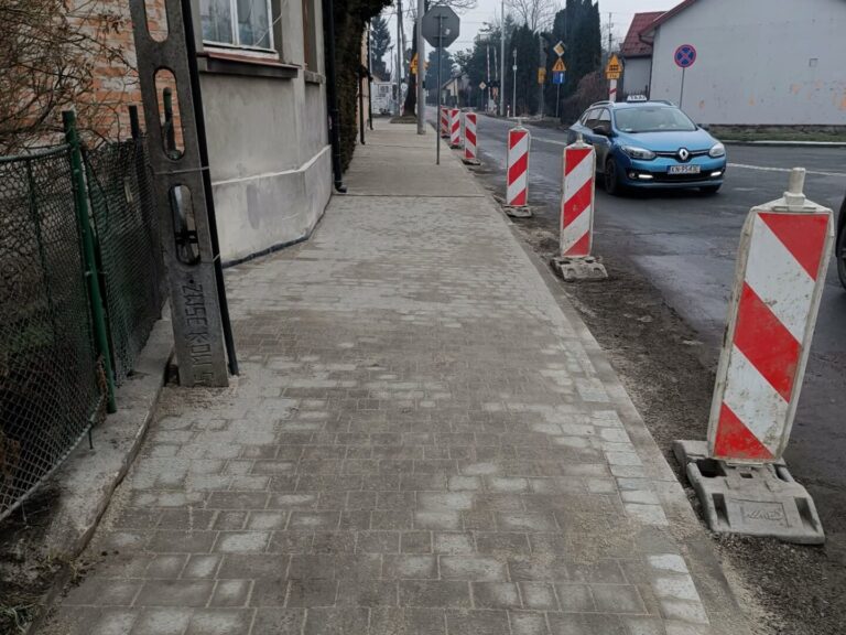 Absurd trwający dziewięć miesięcy, czyli dwadzieścia metrów chodnika
