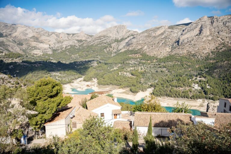 Guadalest i różowe jeziora – jak zaplanować weekendowy road trip z Alicante?