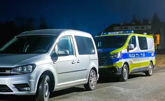 Wiedział, kiedy nikogo nie ma w domu. Wybił szyby w drzwiach i okradł go
