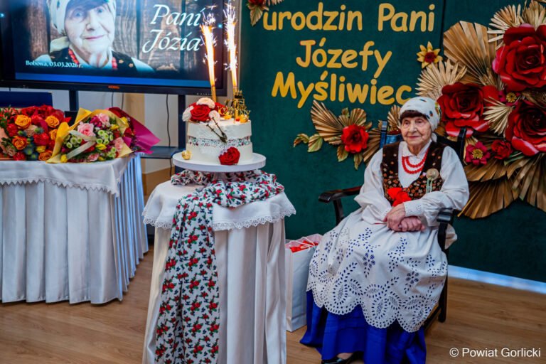 „Jej dłonie niemalże od 90 lat splatają historię polskiej koronki klockowej”