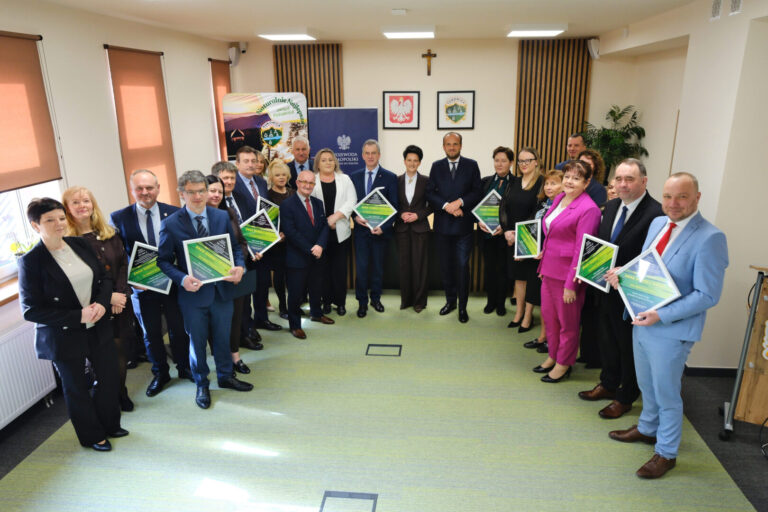 40 mln zł na drogi. Są umowy dla powiatów: gorlickiego, limanowskiego i nowosądeckiego