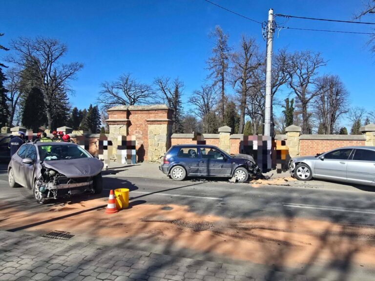 Spore utrudnienia na ul. Rejtana – zderzyły się trzy osobówki