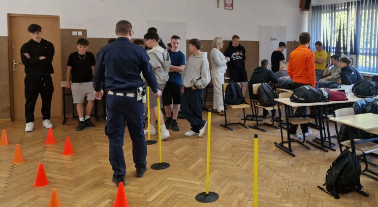 „Nowosądeckie drogi bez promili”. Policjanci i PRODRIVER szkolili uczniów „Samochodówki”