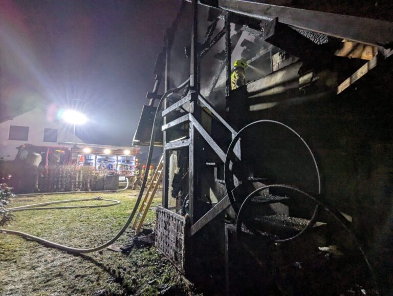 Groźny pożar w Piątkowej. Kobietę zabrało LPR