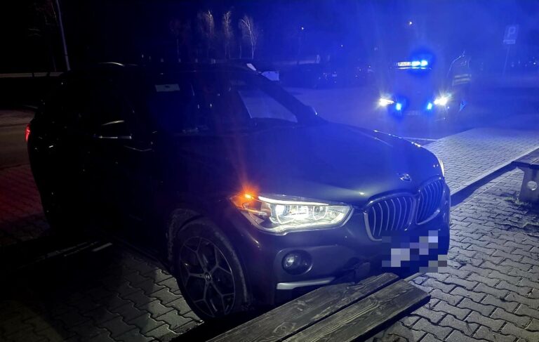 Limanowa. 16-latek uciekał BMW przed policją. Finał: rozbite auto, uszkodzona ławka i sąd rodzinny