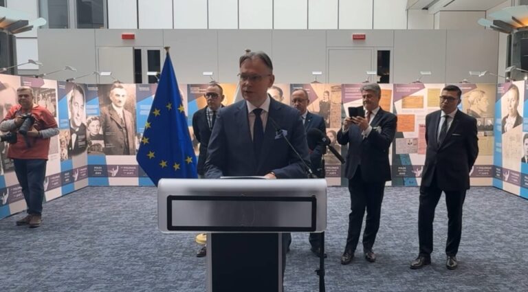 Europoseł Mularczyk zaprezentował w Parlamencie Europejskim wystawę o Polakach ratujących Żydów