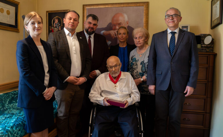 Wzruszający moment. Prezydent WSB Krzysztof Pawłowski odznaczony Krzyżem Komandorskim Orderu Odrodzenia Polski