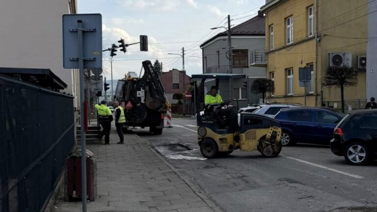 Potop dziur na ulicy Sienkiewicza. Drogowcy walczą ogniem i asfaltem