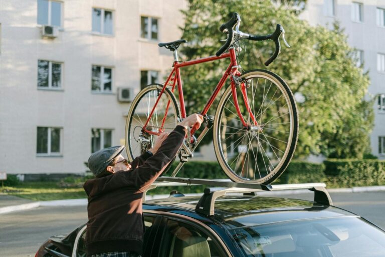 Przewożenie rowerów – na dachu, na haku czy wewnątrz auta? Wady i zalety rozwiązań