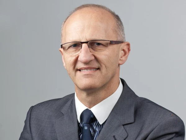 Politycy kłócą się o SAFE, a Wiktor Patena podpowiada, by posłuchać ekspertów
