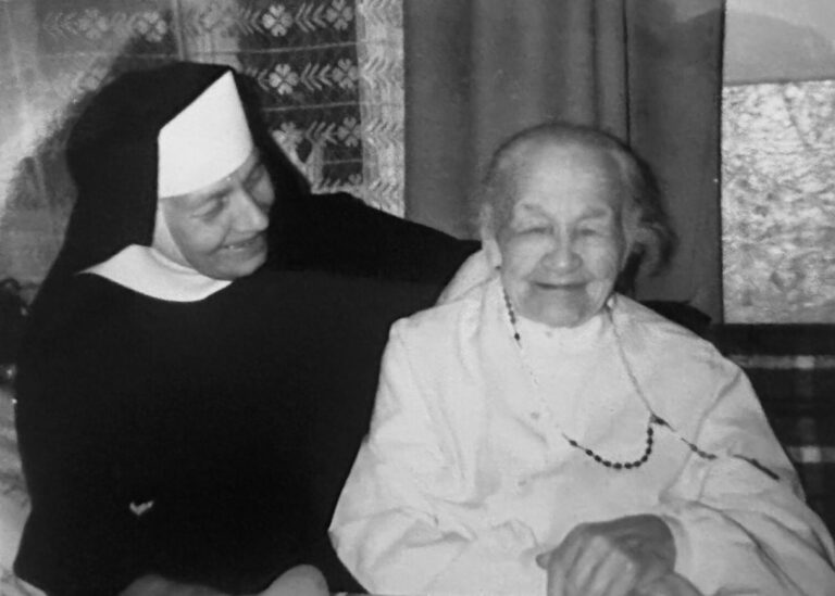 Zmarła siostra Stefania – ciocia Teresa. ,,W habicie nosiła różaniec i cukierki, dzieliła czekoladę sekatorem”