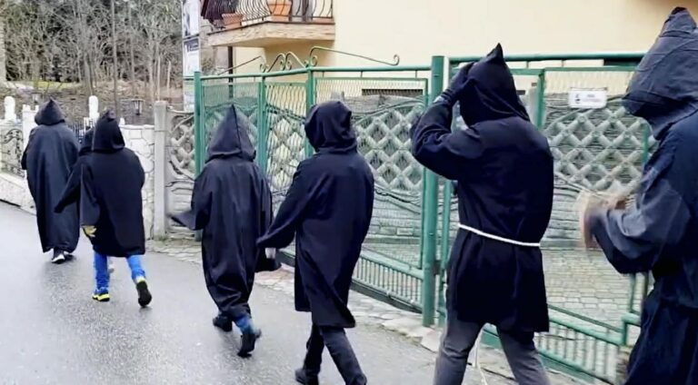 Kłapacze wyszli na ulice Piwnicznej. Tradycja ,,hałasowania”, którą kultywują kolejne pokolenia