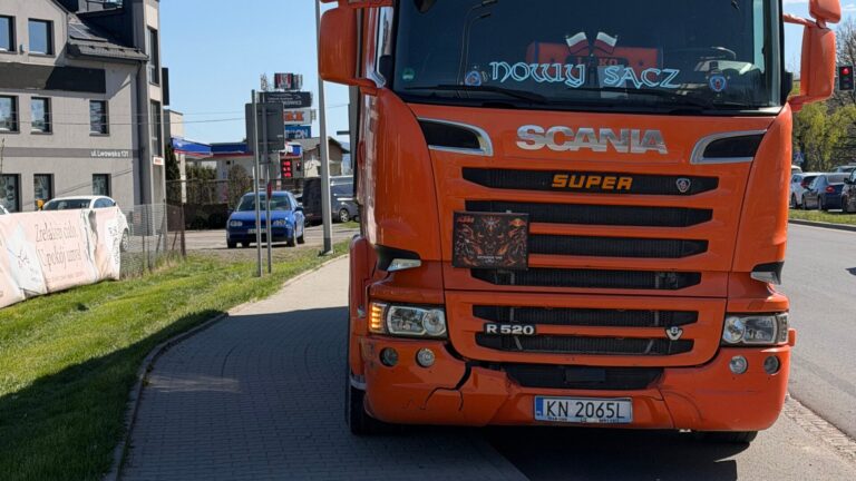 Stłuczka w popołudniowym szczycie. Ciężarówka zderzyła się z osobówką pod Lidlem