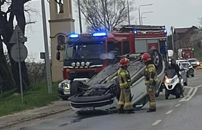 Dachowanie na Węgierskiej. Spore utrudnienia w okolicy