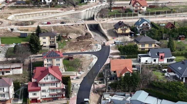 Linia 104. Trwa układanie torów. Wyłoniło się też nowe skrzyżowanie