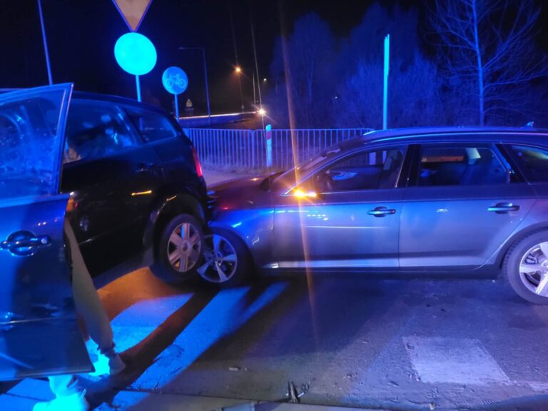 Niespokojna noc służb. Zderzenie dwóch samochodów na rondzie w Brzeznej