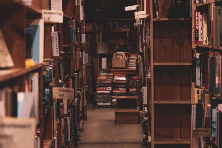 Renesans bibliotek? Młodzi czytają więcej? Nowy raport o stanie czytelnictwa