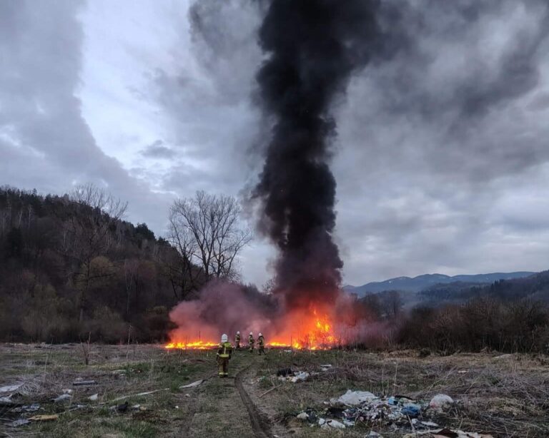 „Recykling” w Maszkowicach. Strażacy w walce z toksyczną tradycją