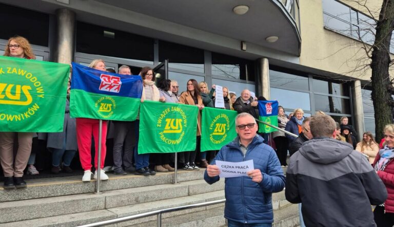 2 tysiące jednorazowej premii dla pracowników ZUS. Negocjacje zawieszone
