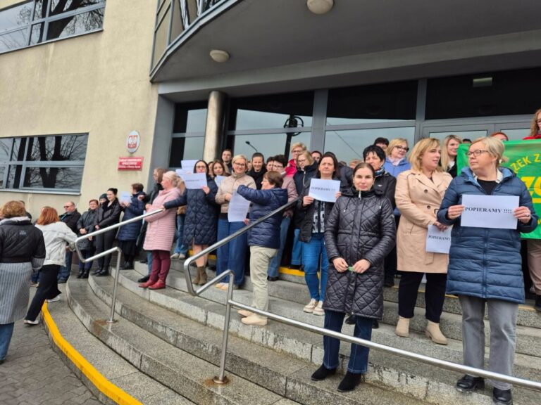 Protest w Nowym Sączu. Pracownicy wyszli przed budynki ZUS, chcą podwyżek