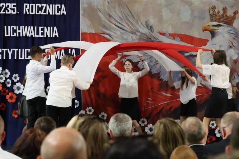 W Wawrzce w Gminie Grybów odbyły się obchody 235. rocznicy uchwalenia Konstytucji 3 Maja