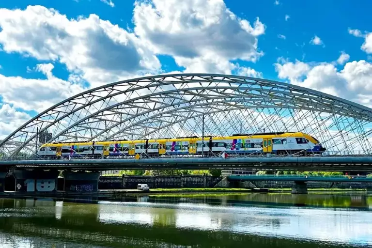 Pociągiem za złotówkę! Specjalne bilety na Dzień Dziecka i długi weekend