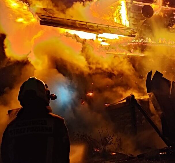 Ogień trawił dwa obiekty. Policja nie wyklucza podpaleń