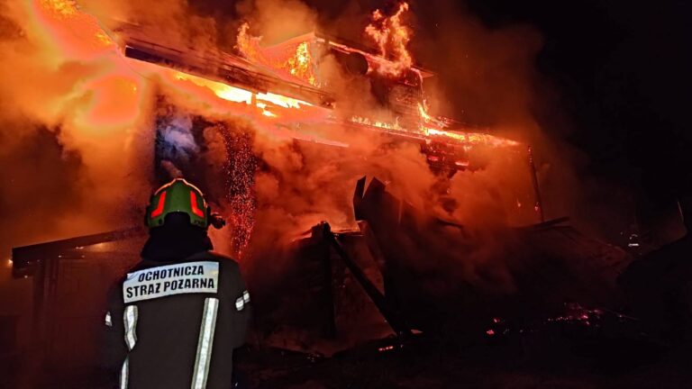 Ogień trawił drewniany budynek. Nocna walka z żywiołem