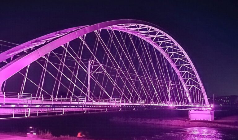 Nowy most nad Dunajcem rozbłysnął. Tak będzie świecić kolejowa przeprawa w Nowym Sączu!