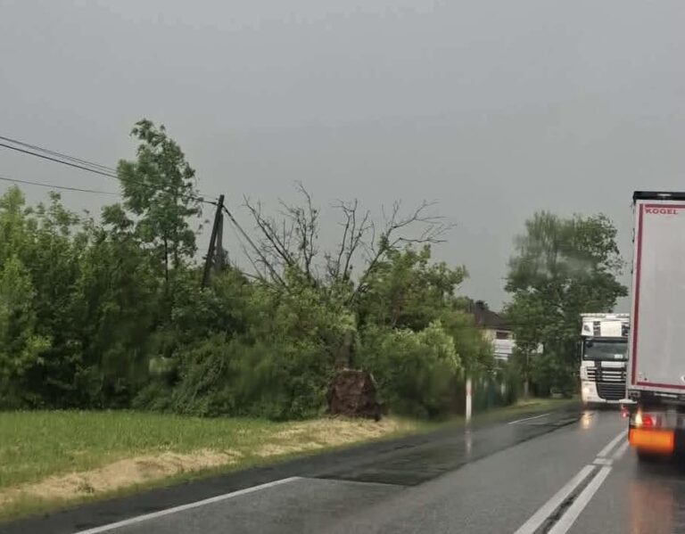 Problemy na DK75 po gwałtownej burzy