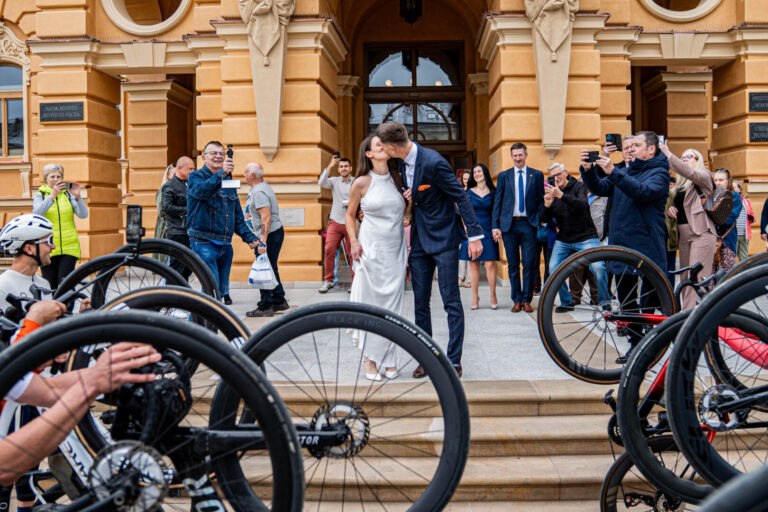 Wjazd na nową drogę życia. Szpaler rowerów przed Ratuszem [ZDJĘCIA]