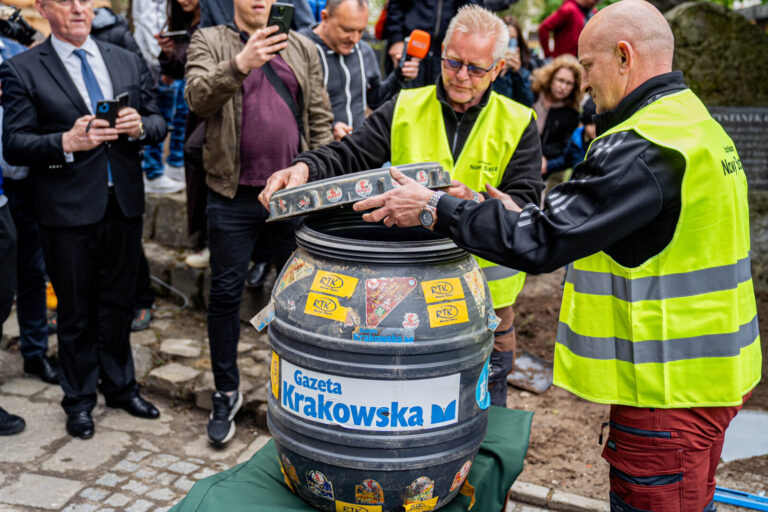 Śliwowica wyparowała, szynka przetrwała. Niezwykła zawartość 25-letniej kapsuły czasu!