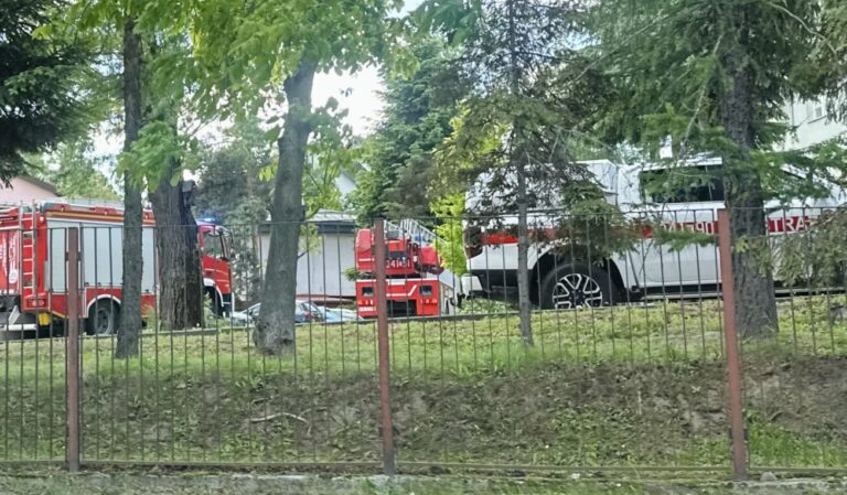 Strażacy i policjanci przy szpitalu. Zadymienie w piwnicach