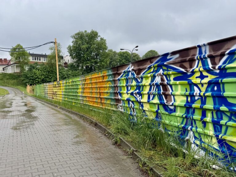 Sztuka uliczna weszła na Bulwar Narwiku. Zamiast szarych blach,  eksplozja kolorów [ZDJĘCIA]