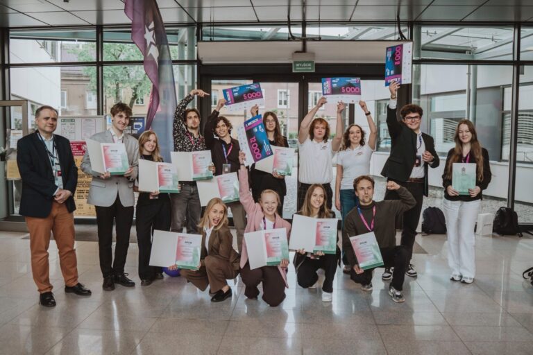 Sądeckie talenty w świecie innowacji. Mieszkanki regionu laureatkami konkursu informatycznego „IT is ME”