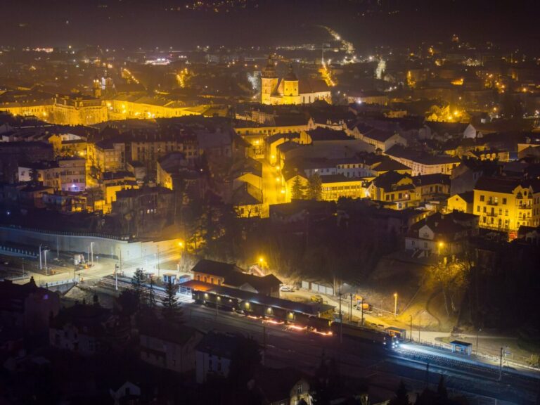 Aż iskry lecą! Szlifują szyny pod Nowym Sączem. To przygotowanie do wielkiego powrotu pociągów