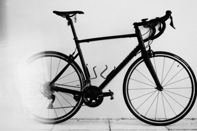 Rower szosowy – czym wyróżnia się na tle innych modeli?