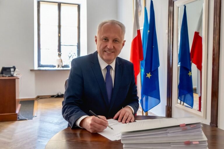 Waloryzacja zarobków prezydenta. Wiemy, ile zarobi Ludomir Handzel