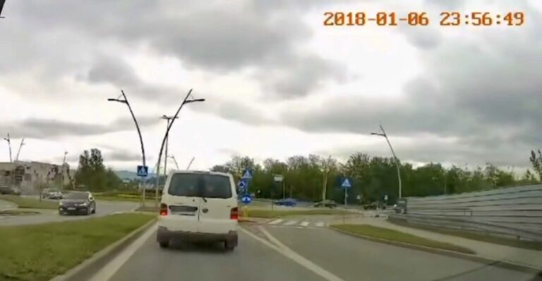 Hulajnogą wprost pod koła. Potrącenie na przejściu dla pieszych [FILM]