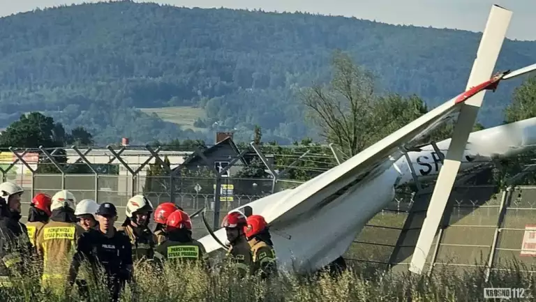 Szybowiec roztrzaskał się o ogrodzenie. Na miejscu pracują służby
