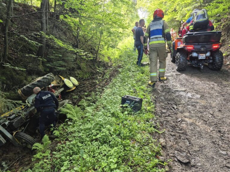 Wypadek ciągnika rolniczego. Ranny 68-latek