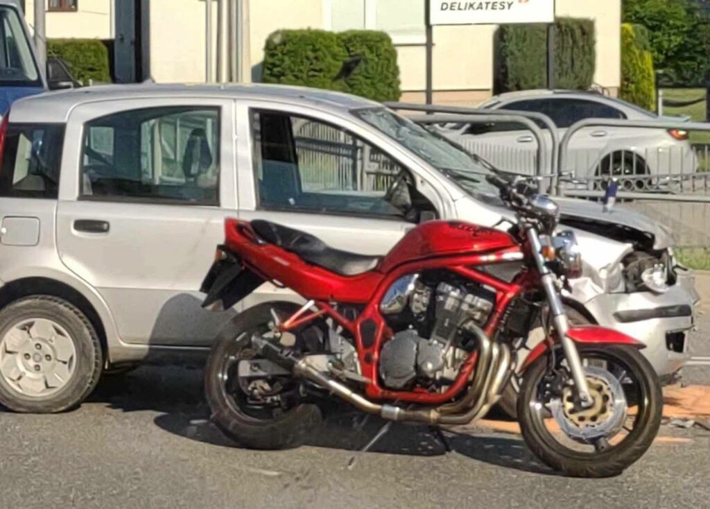 Utrudnienia na DK28. Zderzenie osobówki z motocyklem, są poszkodowani