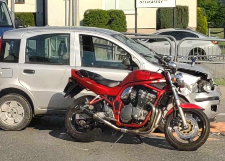 Utrudnienia na DK28. Zderzenie osobówki z motocyklem, są poszkodowani