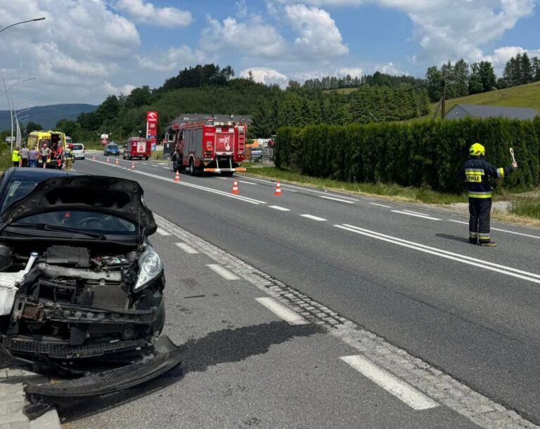 Zderzenie osobówek na DK75. Jedno auto w rowie